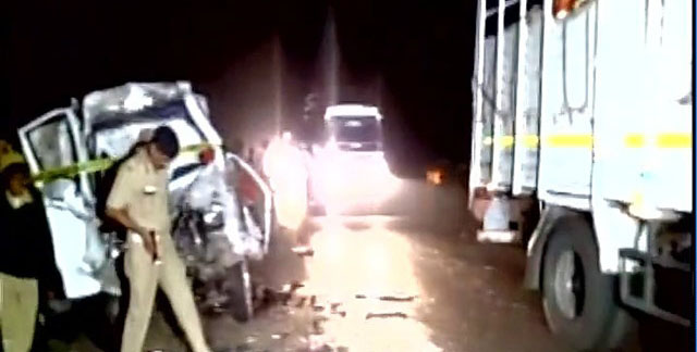 ಮಿನಿಬಸ್‌ಗೆ ಲಾರಿ ಡಿಕ್ಕಿ:14 ಯಾತ್ರಿಕರ ಸಾವು